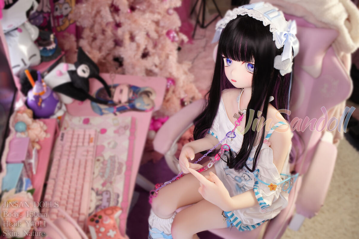 Lebensechte Anime Liebes puppe Mizuta Nina zwischen Kuromi-Dekorationen und Manga-Accessoires
