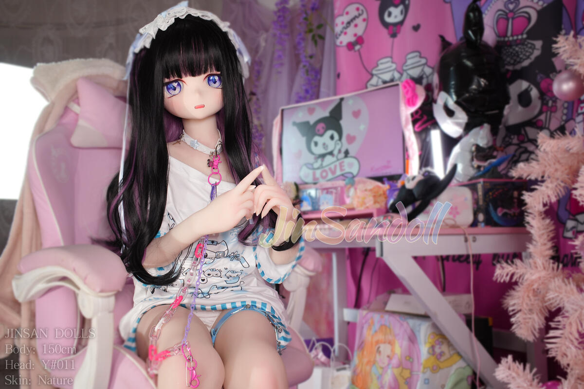 Detailreiche TPE Anime Liebespuppe Mizuta Nina vor einem Schreibtisch im Otaku-Stil