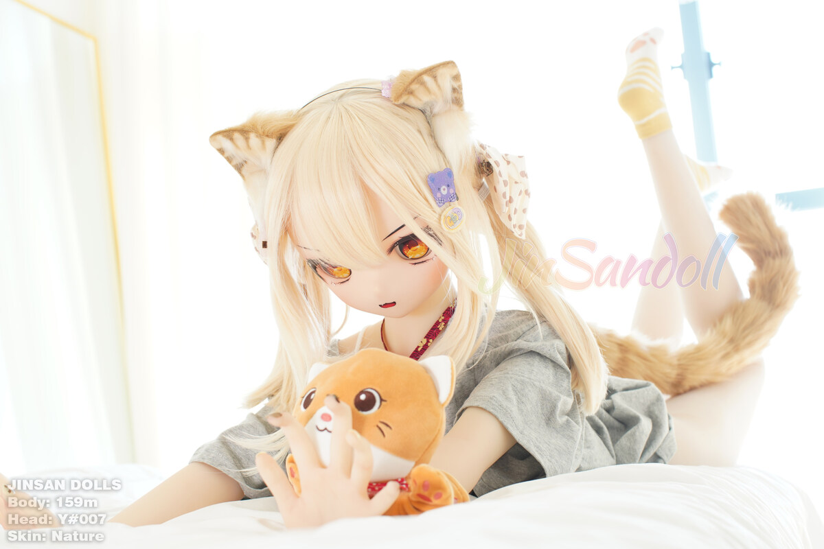 Y007 mit Kuschelbär im japanischen Catgirl-Stil