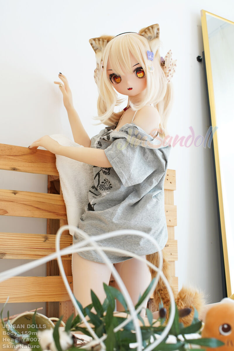 Fantasy Love doll Y007 als Catgirl mit langem blondem Haar und flauschigem Katzenschwanz