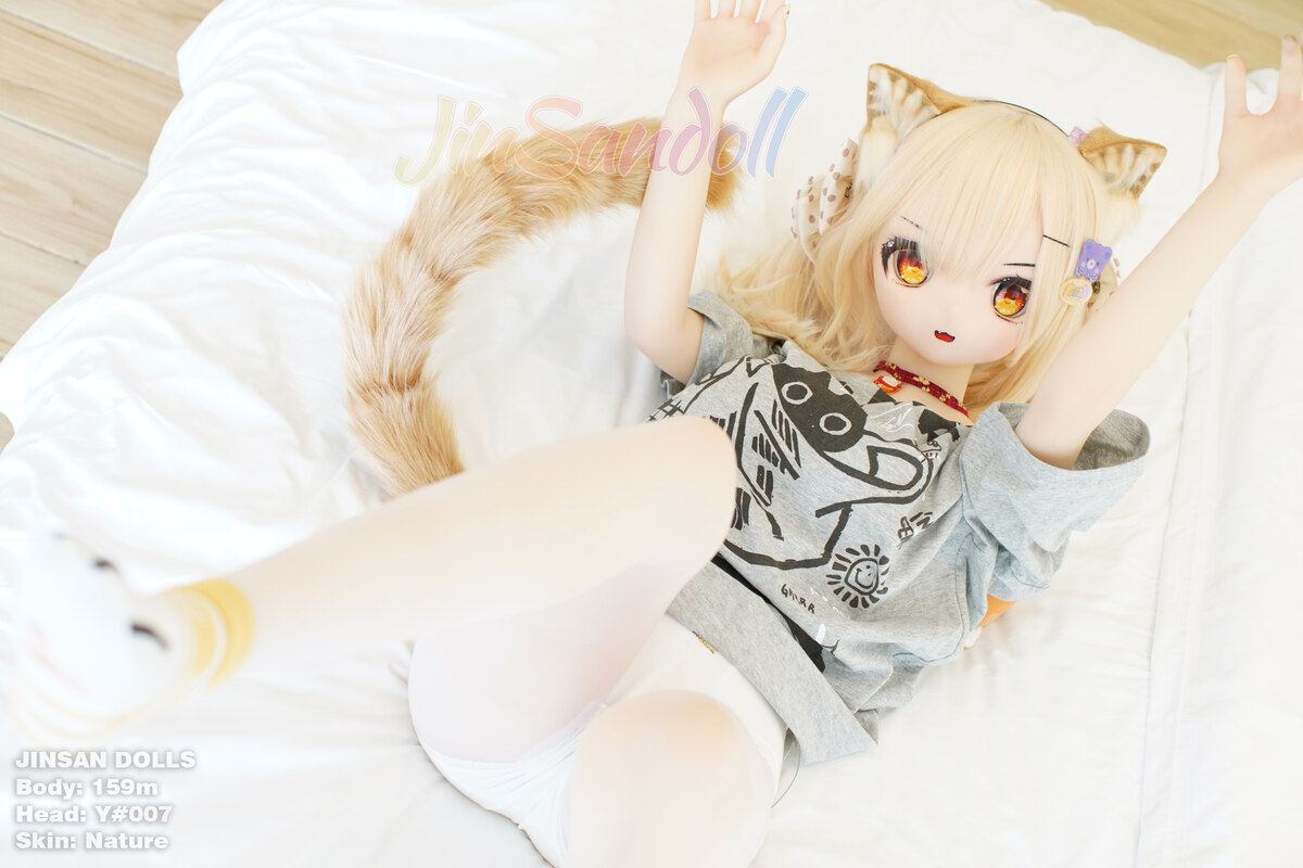 Y007 mit ausgestreckten Armen und Anime-Katzenohren