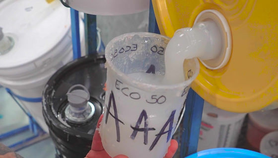 lüssiges Silikonharz wird in die Tasse eingeführt