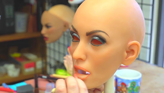Make-up wird fest auf die Oberfläche des Gesichts aufgetragen