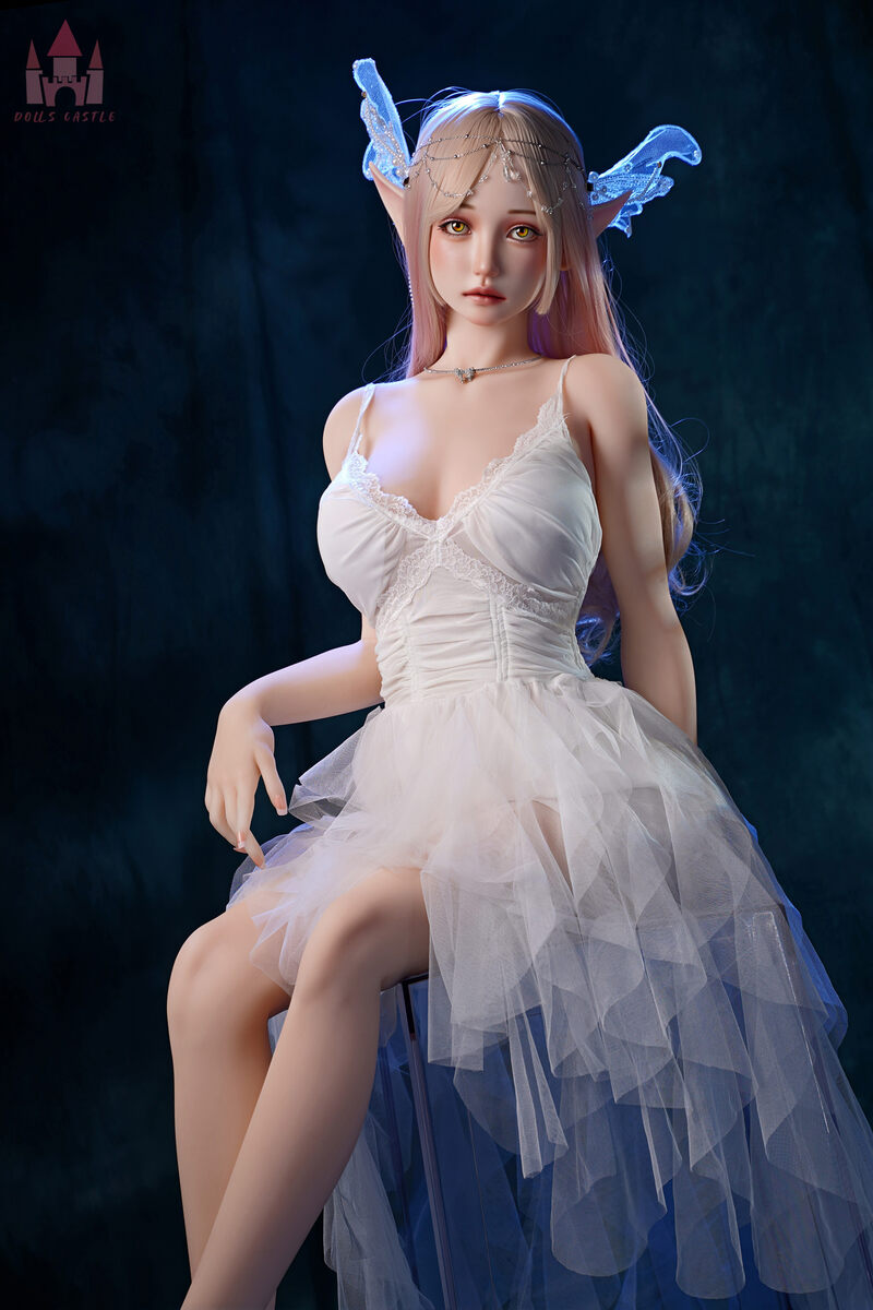 anime sex doll Taylor als magische Elfe, feine Flügel und helles Kleid, ästhetisches Fantasy-Porträt