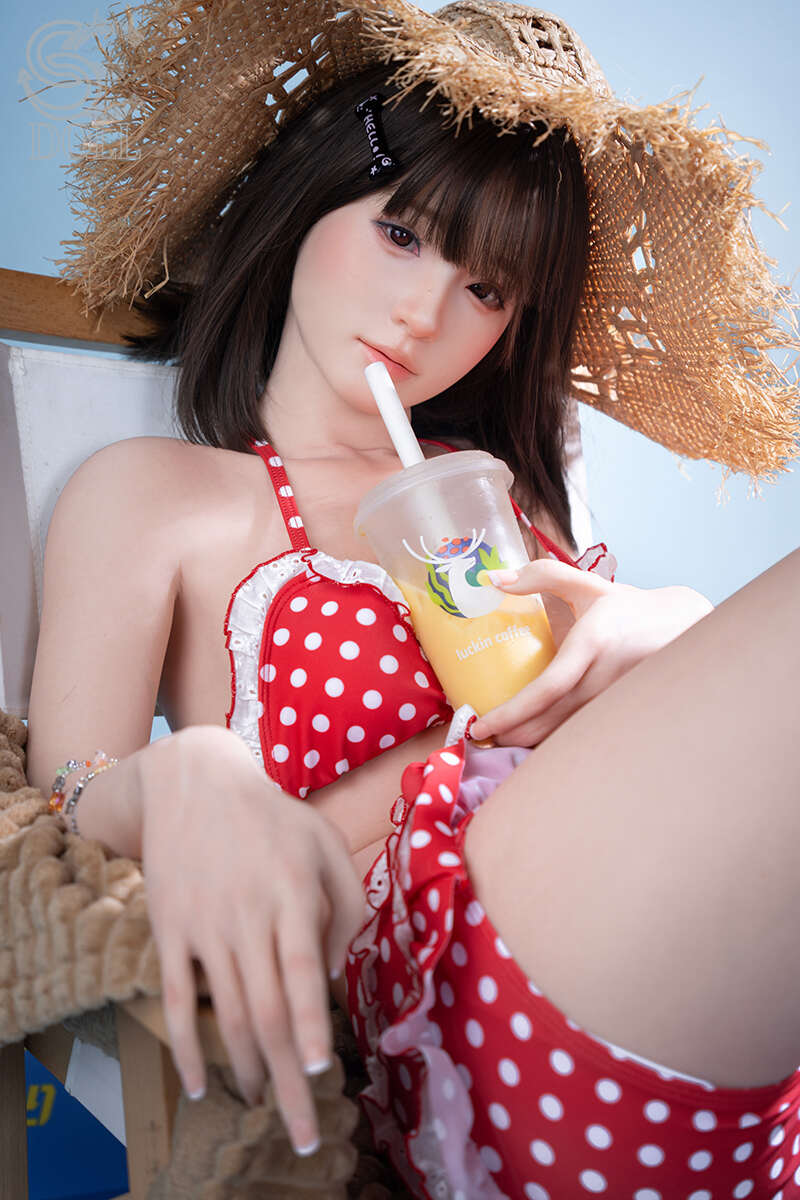 Sommer sex doll Airi.A mit einem Milchtee in der Hand