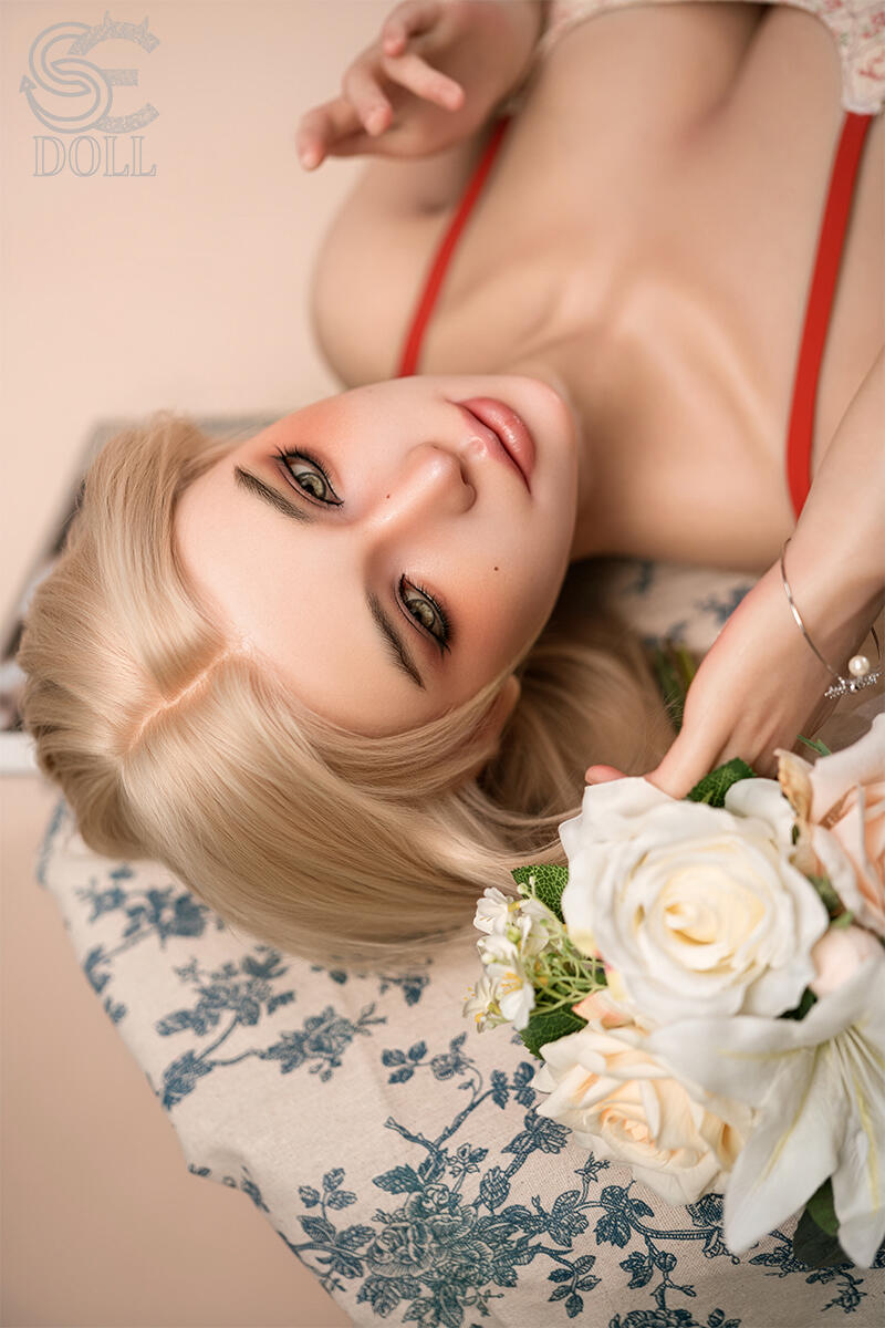 Real sexdoll Maggie.D Nahaufnahme Gesicht und Oberkörper, feine Details