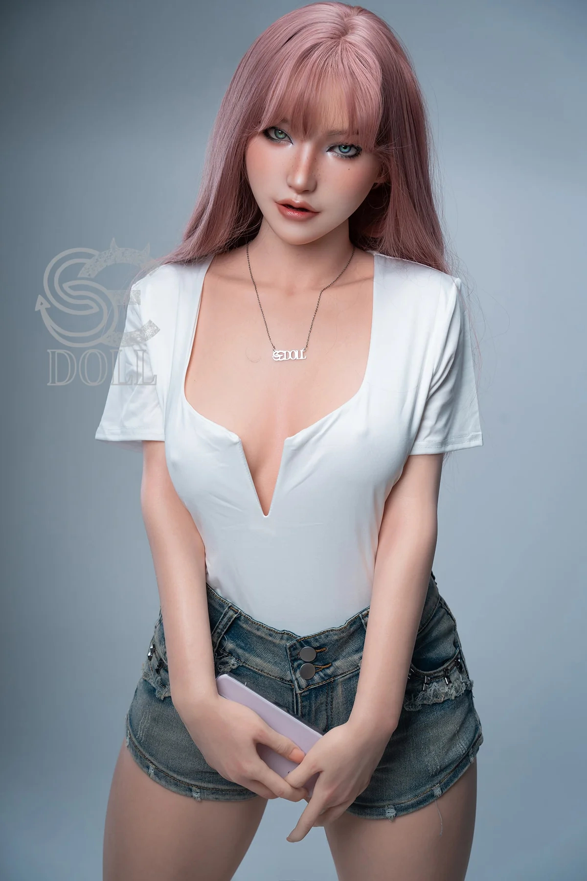 real Sexpuppe Monet mit langen rosafarbenen Haaren und weißem Shirt