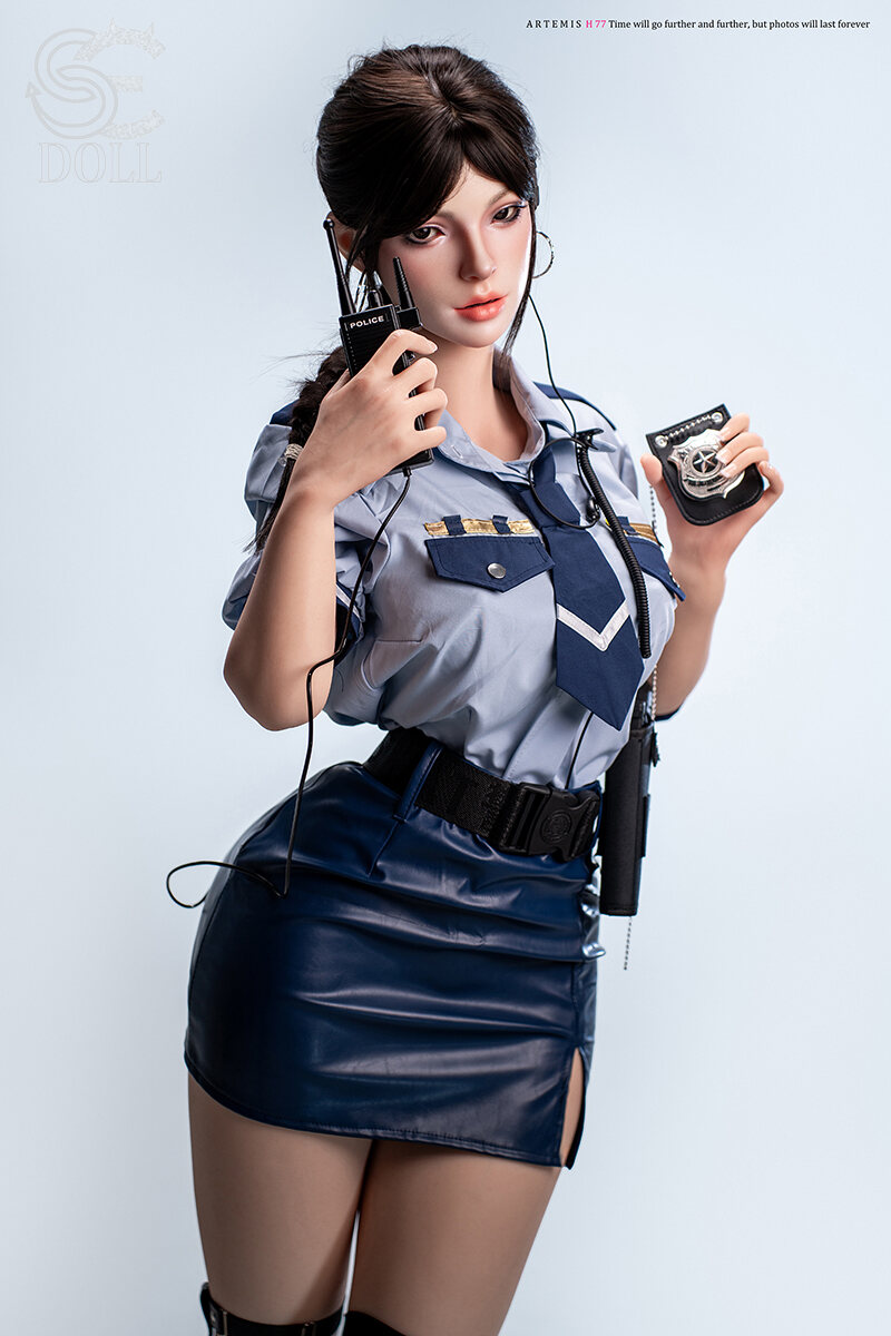 sexdoll Nadia Voss.B mit Funkgerät und Dienstuniform