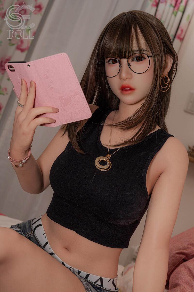 Silikon Liebespuppe Torily mit Brille, schwarzem Top und modernem Alltagslook